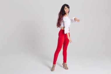 Latin dans, bachata bayan, caz modern ve vogue dans konsepti - Kopya alanı ile beyaz arka plan üzerinde dans güzel genç kadın