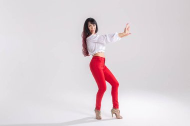 Latino dans, Doğaçlama, çağdaş ve vogue dans konsepti - beyaz stüdyo arka plan üzerinde dans genç güzel kadın