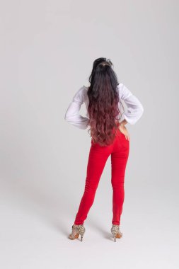 Latino dans, Doğaçlama, çağdaş ve vogue dans konsepti - beyaz stüdyo arka plan üzerinde dans genç güzel kadın