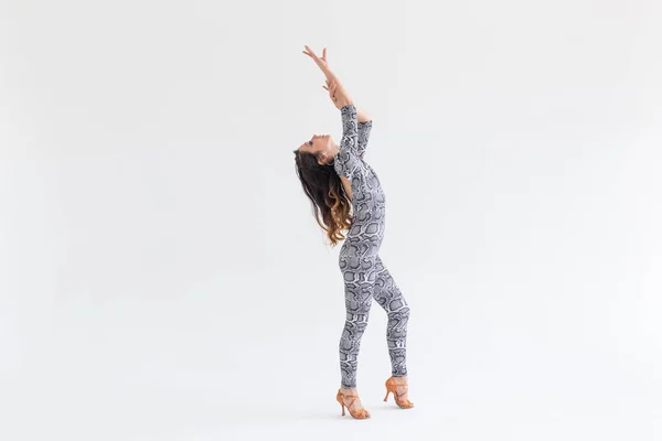 Tanec Latino, improvizace, současná a taneční koncepce-Mladá krásná žena tančící na bílém studiovém pozadí — Stock fotografie