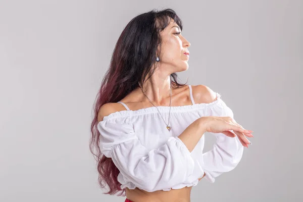 Danza latina, bachata lady, jazz concetto di danza moderna e alla moda - Bella giovane donna che balla su sfondo bianco con spazio per copiare — Foto Stock