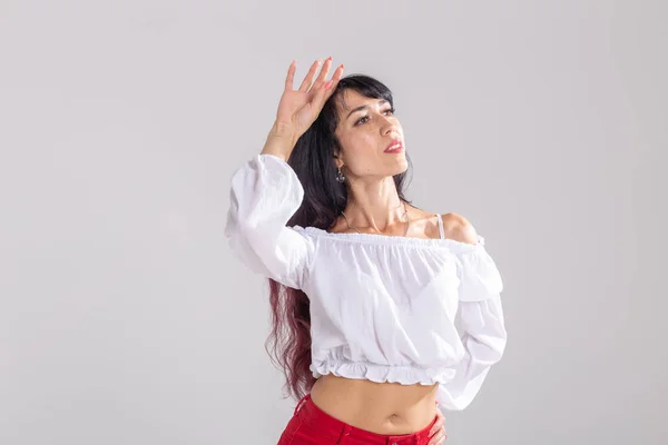 Латинський танець, Бачата дама, джаз та сучасність концепція танцю Vogue-красива молода жінка танцює на білому фоні з копіюванням простору — стокове фото