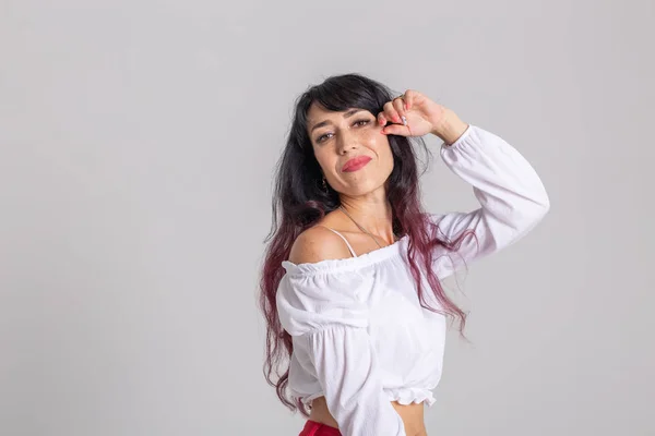 Dança latina, strip dance, contemporânea e conceito senhora bachata - Mulher dançando improvisação e movendo seu cabelo longo em um fundo branco — Fotografia de Stock