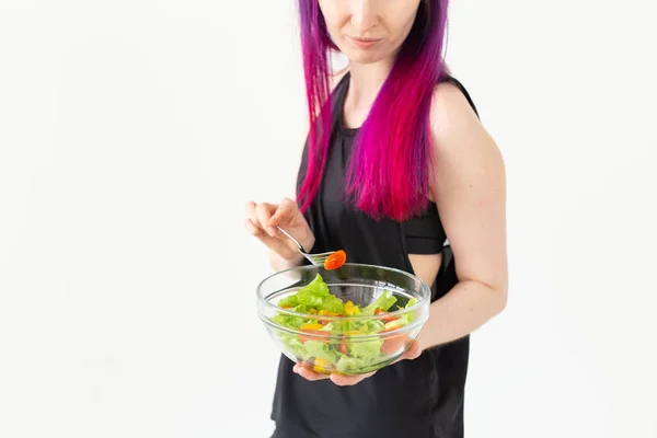 Primo piano di ragazza asiatica fitness con capelli colorati in mano insalata di verdure. Alimentazione sana concetto . — Foto Stock