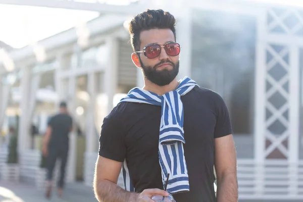 Retrato de un joven y elegante árabe hipster macho con jugo. Vacaciones urbanas en el concepto de fin de semana . — Foto de Stock