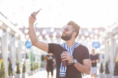 Yakışıklı adam bir selfie açık - beyaz insan - doğa, insan, yaşam tarzı ve teknoloji kavramı alıyor