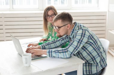 Evli çift şaşırdı. Koca ve karısı bir daire ödemek için faturaları düşünüyor ve bir dizüstü bilgisayar kendi ev muhasebe sonuçları aşağı yazarak alınan miktarın şok vardır.
