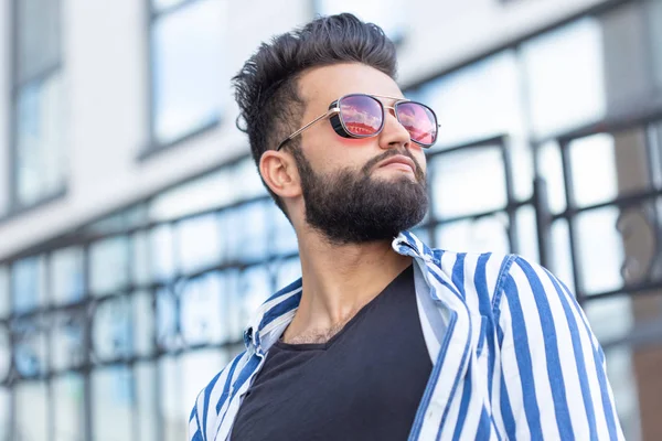 Retrato de chico alegre positivo y elegante estudiante en gafas con bigote y barba al aire libre. El concepto de personas alegres exitosas . — Foto de Stock