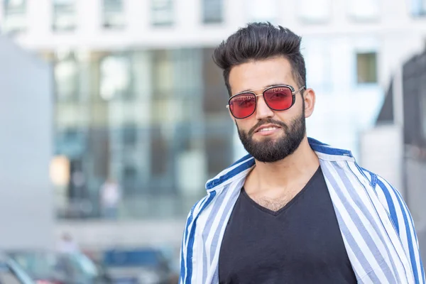 Retrato de chico alegre positivo y elegante estudiante en gafas con bigote y barba al aire libre. El concepto de personas alegres exitosas . — Foto de Stock