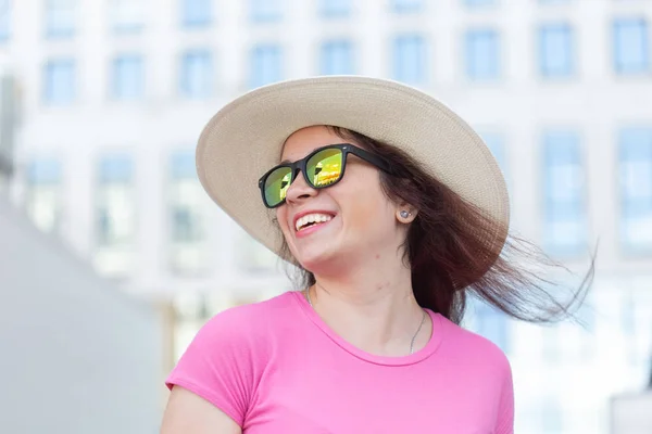 Крупный план портрета красивой стильной молодой женщины в шляпе и очках, гуляющей по городу в теплый летний день. Концепция счастливых позитивных людей . — стоковое фото