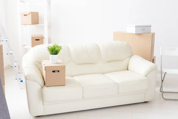 Картонные коробки, диван и ковер - переезд в новый дом — стоковое фото