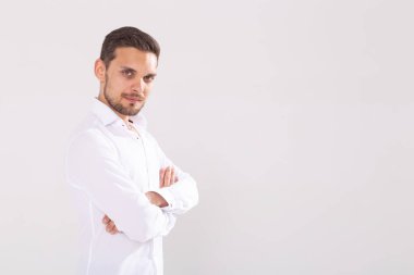 Kopya alanı ile beyaz arka plan karşı duran rahat gömlek yakışıklı mutlu genç adam Portresi