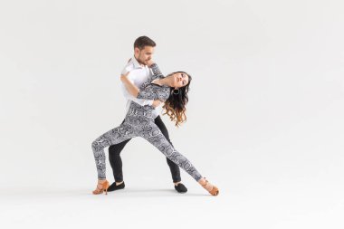 Tutkulu çift dans sosyal danse kizomba veya bachata veya semba veya taraxia beyaz arka plan üzerinde kopya alanı ile