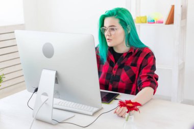 Illustrator, grafik tasarımcı, animatör ve sanatçı kavramı - güzel yeşil saç ve gözlük dizüstü çizim ile yaratıcısı kadın