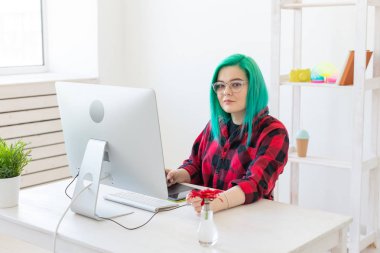 Illustrator, grafik tasarımcı, animatör ve sanatçı kavramı - güzel yeşil saç ve gözlük dizüstü çizim ile yaratıcısı kadın