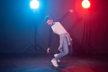 Dans, hip-hop ve Reggaeton kavramı-ışıklar üzerinde dans genç adam.
