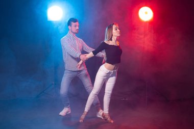 Sosyal dans, kizomba, salsa ve semba kavramı - genç güzel çift karanlıkta bachata veya salsa dans