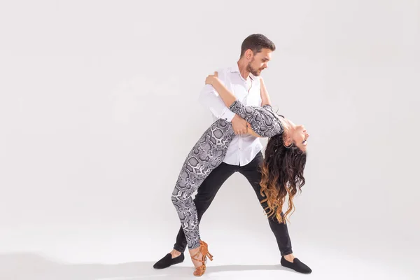 Bailarines hábiles actuando en el fondo blanco con espacio de copia. Pareja sensual realizando una danza contemporánea artística y emocional — Foto de Stock