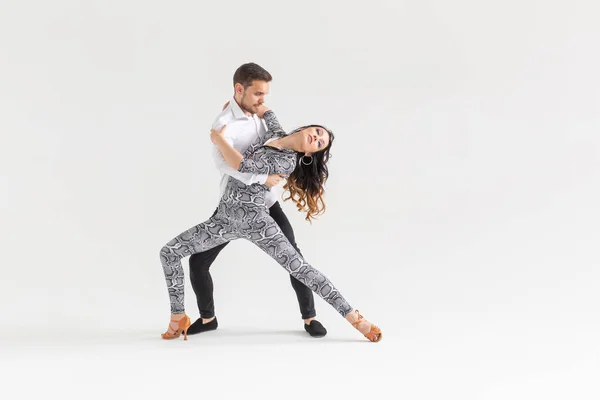 Appassionato di danza coppia sociale danse kizomba o bachata o semba o taraxia su sfondo bianco con spazio copia — Foto Stock