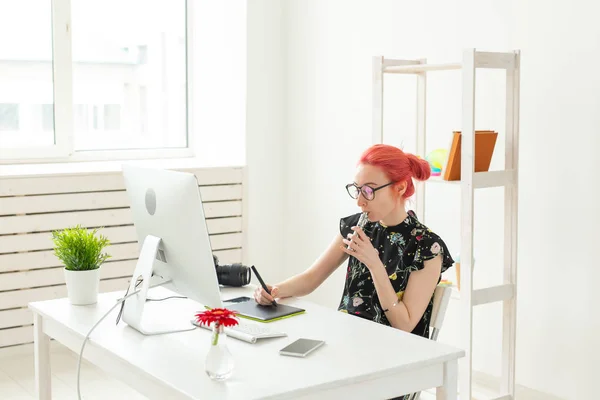 Concept de graphiste - graphiste féminin travaillant sur ordinateur tout en utilisant une tablette graphique au bureau et en fumant une vape — Photo