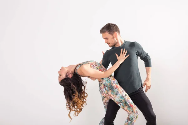 Casal apaixonado dançando social danse kizomba ou bachata ou semba ou taraxia no fundo branco com espaço de cópia — Fotografia de Stock