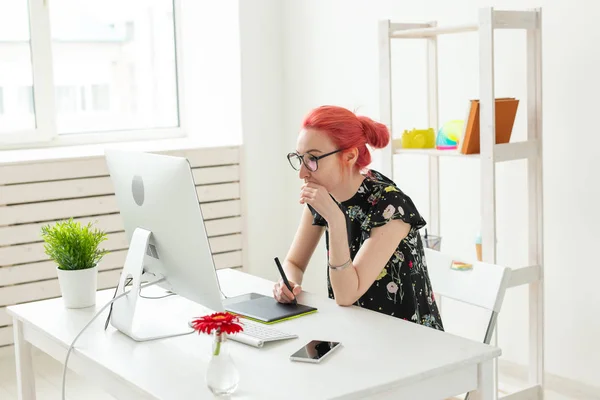 Creativo, illustratore, grafica e concetto di persone - Creativo uomo d'affari donna scrittura o disegno su tablet grafico durante l'utilizzo di laptop in ufficio — Foto Stock