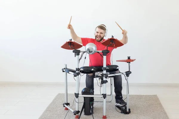 Mensen, vrije tijd en hobby concept-cool man drummer over witte kamer achtergrond — Stockfoto