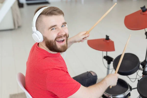 Människor, trummor och hobby Concept-närbild sida bild av musiker med slagverk instrument — Stockfoto