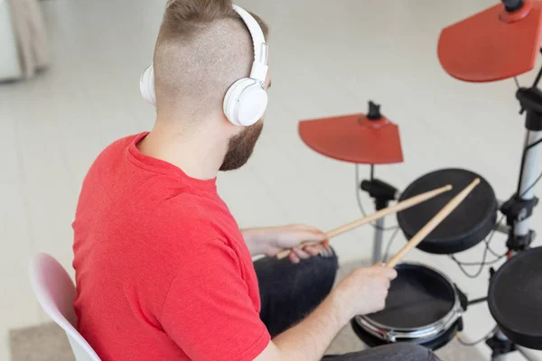 Muziek, hobby en People concept-Bearded drummer op een witte kamer achtergrond — Stockfoto