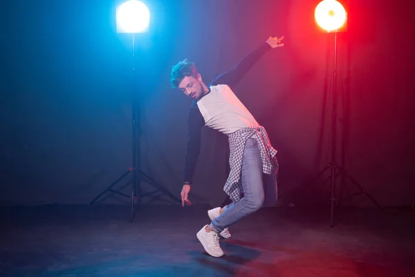 ダンス、ヒップホップ、レゲトンのコンセプト - ライトの上で踊る若者. — ストック写真