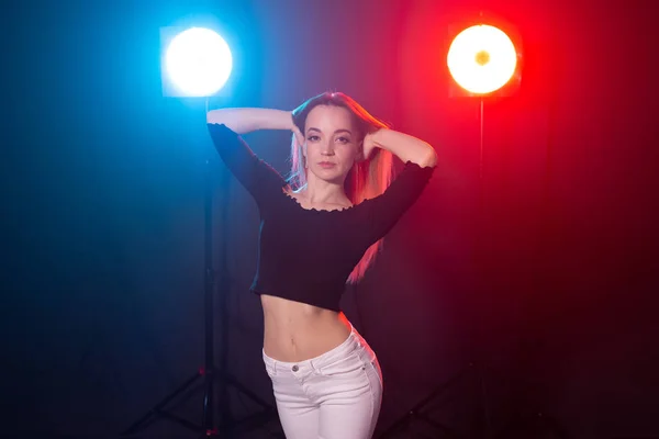 Dans ve insan kavramı - genç seksi kadın karanlıkta dans ve zevk — Stok fotoğraf