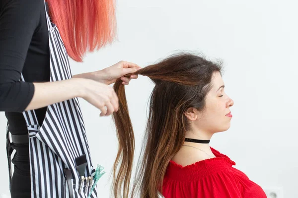 Estilista de cabelo, conceito de beleza e pessoas - cabeleireiro feminino colorir jovem mulher . — Fotografia de Stock