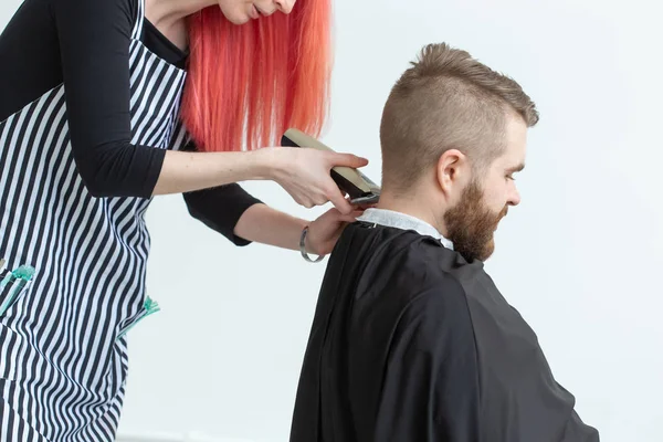 Cabeleireiro, cabeleireiro e conceito barbeiro loja mulher cabeleireiro cortar um homem barbudo — Fotografia de Stock