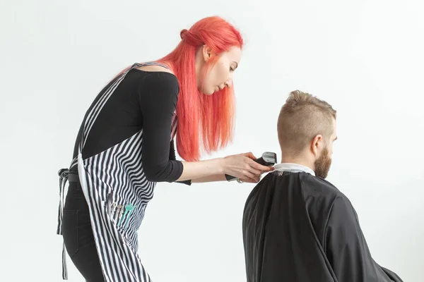 Cabeleireiro, estilista e conceito de barbearia - jovem cabeleireiro vai cortar um homem — Fotografia de Stock