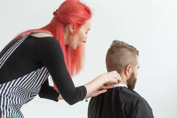 Coiffeur, coiffeur et coiffeur concept de salon de coiffure femme coupe un homme barbu — Photo