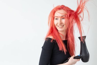Kuaför, güzellik salonu ve insan kavramı - beyaz arka plan üzerinde saç kurutma makinesi ile genç kadın saç stilisti