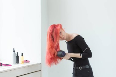 Kuaför, stil, insan kavramı - kadın onu renkli saç kuru üfleme