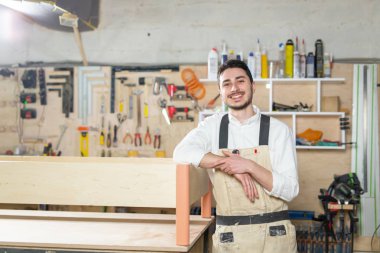 mobilya fabrikası, Küçük Ölçekli Şirketler, iş konsepti - mobilya üretiminde adam işçi