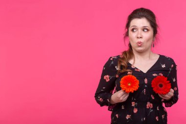 Yaz, çiçekler, komik ve insan kavramı - kopya alanı ile pembe arka plan üzerinde gerberas ile eğlenen kadın