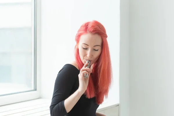 Vape, bağımlılık ve insan kavramı - renkli saçlı genç kadın bir vape sigara — Stok fotoğraf