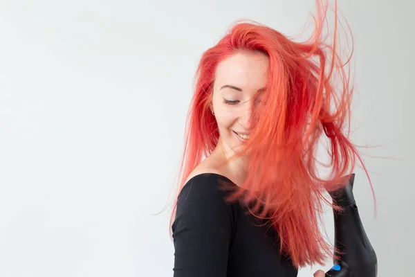 Cabeleireiro, salão de beleza e conceito de pessoas - jovem mulher cabeleireiro com secador de cabelo no fundo branco — Fotografia de Stock