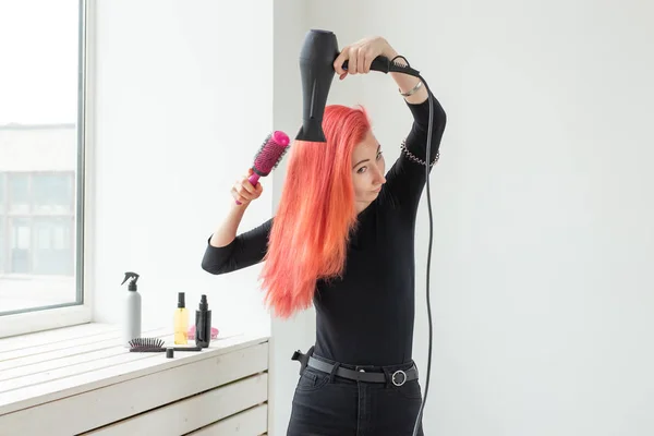 Kuaför, güzellik salonu ve insan kavramı - beyaz arka plan üzerinde saç kurutma makinesi ile genç kadın saç stilisti — Stok fotoğraf
