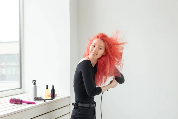 Friseur, Schönheitssalon und People-Konzept - junge Friseurin mit Föhn auf weißem Hintergrund — Stockfoto