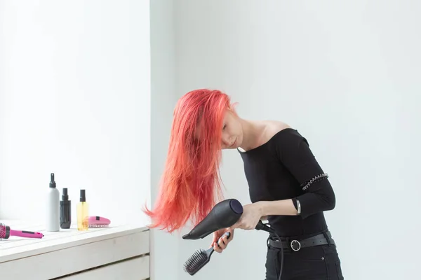 Peluquería, salón de belleza y el concepto de la gente - estilista mujer joven con secador de pelo sobre fondo blanco — Foto de Stock