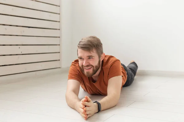 편안하고 캐주얼 한 젊은 남자는 바닥에 휴식 — 스톡 사진