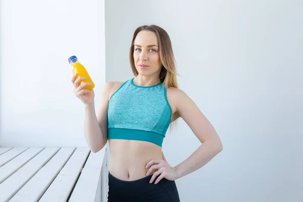 Estilo de vida saludable, dieta y vitaminas - mujer fitness con jugo . —  Fotos de Stock