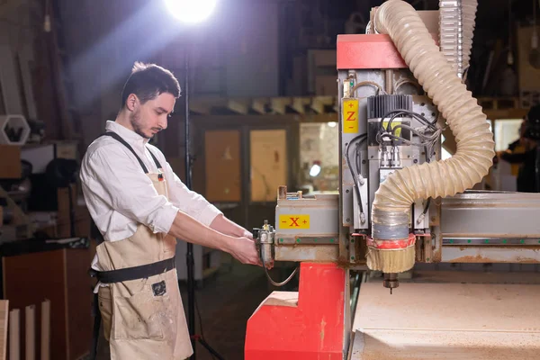 Fábrica de muebles, pequeñas empresas de tamaño y el concepto de la gente grave concentrado guapo barbudo trabajador de la fábrica de muebles —  Fotos de Stock