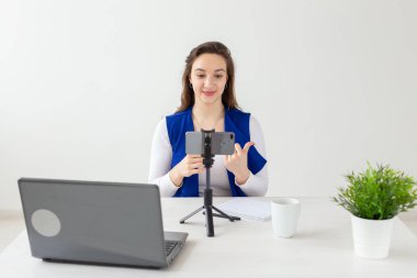 Bloglama, yayın ve insan kavramı - kadın blogger onu izleyiciler için kameraya konuşuyor