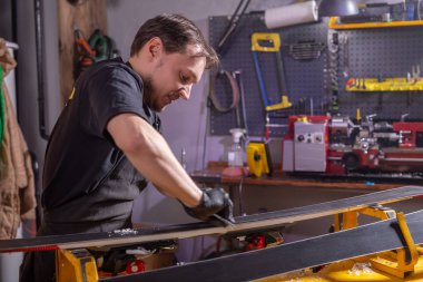 Atölye kayak servisi kayak tamir bir adam tamirci