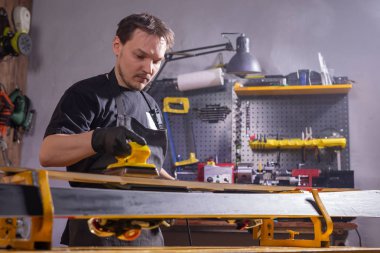 Onarım ve insan konsepti - Kayak tamiri hizmetinde